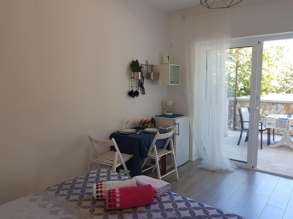 Apartmani Elena Malinska Exterior foto
