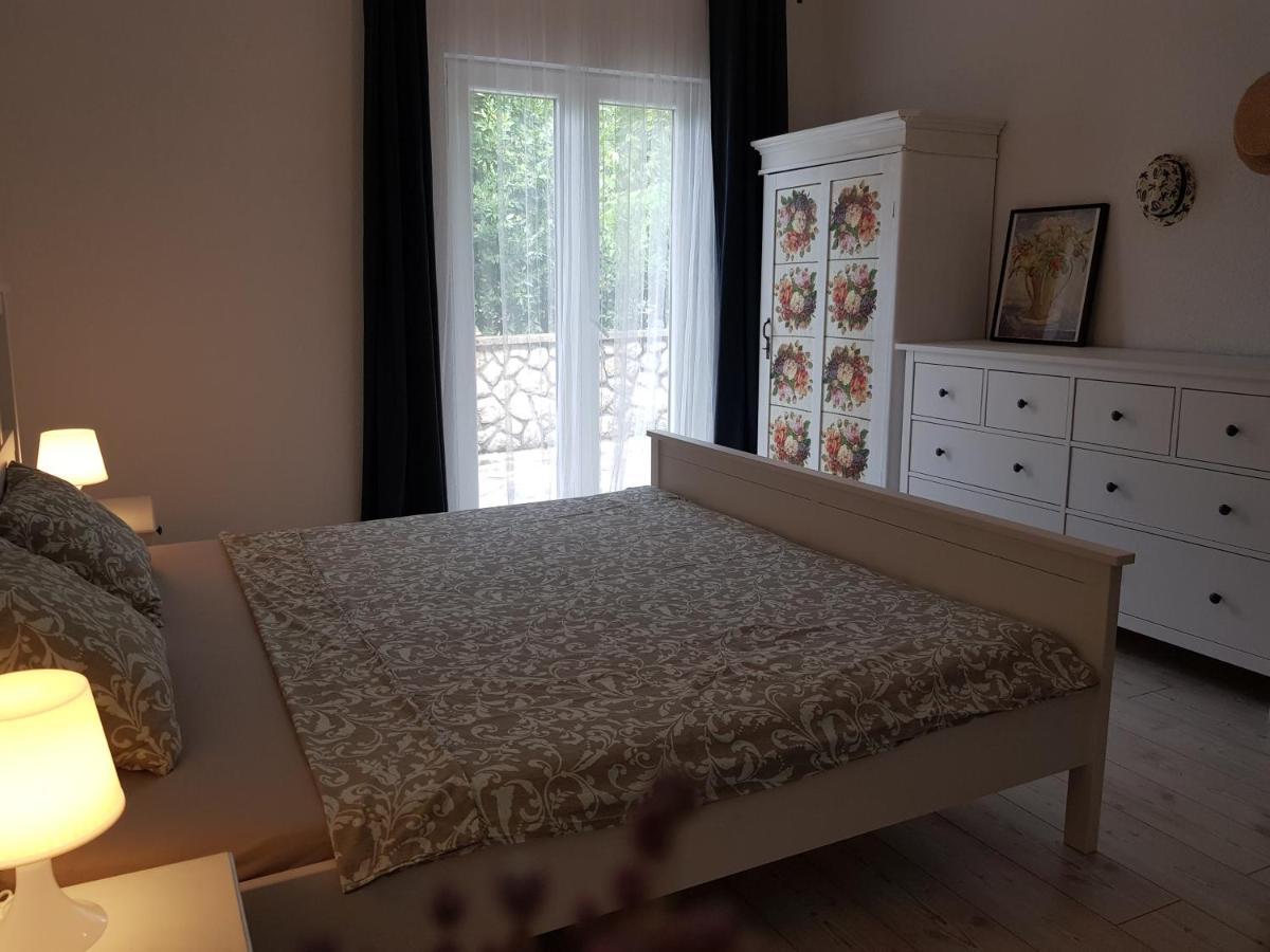 Apartmani Elena Malinska Exterior foto