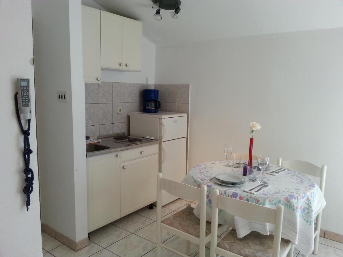 Apartmani Elena Malinska Exterior foto