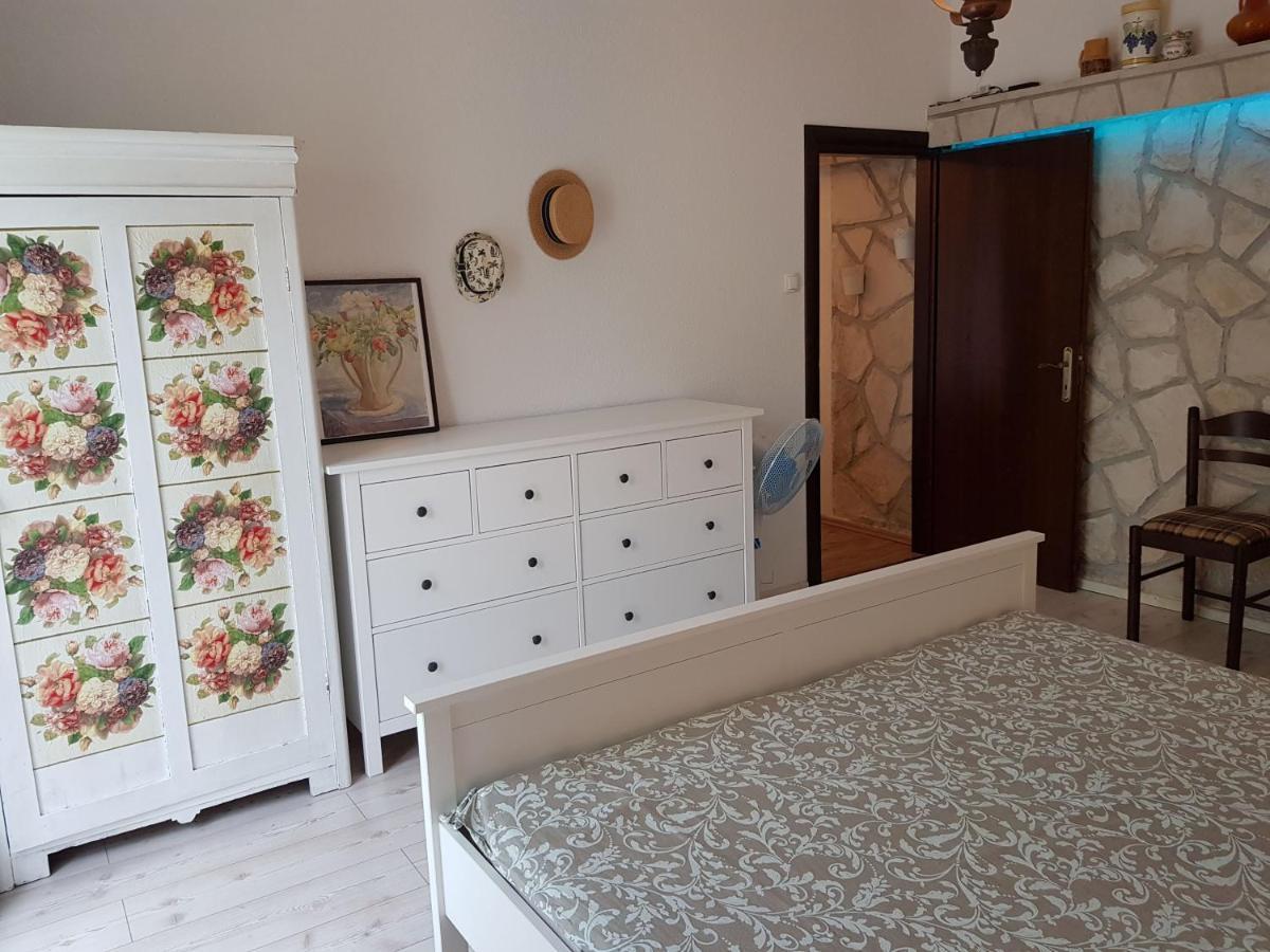 Apartmani Elena Malinska Exterior foto