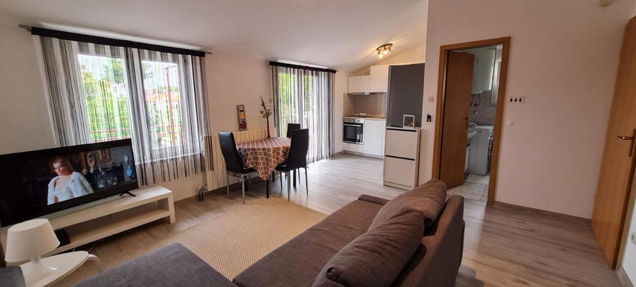 Apartmani Elena Malinska Exterior foto